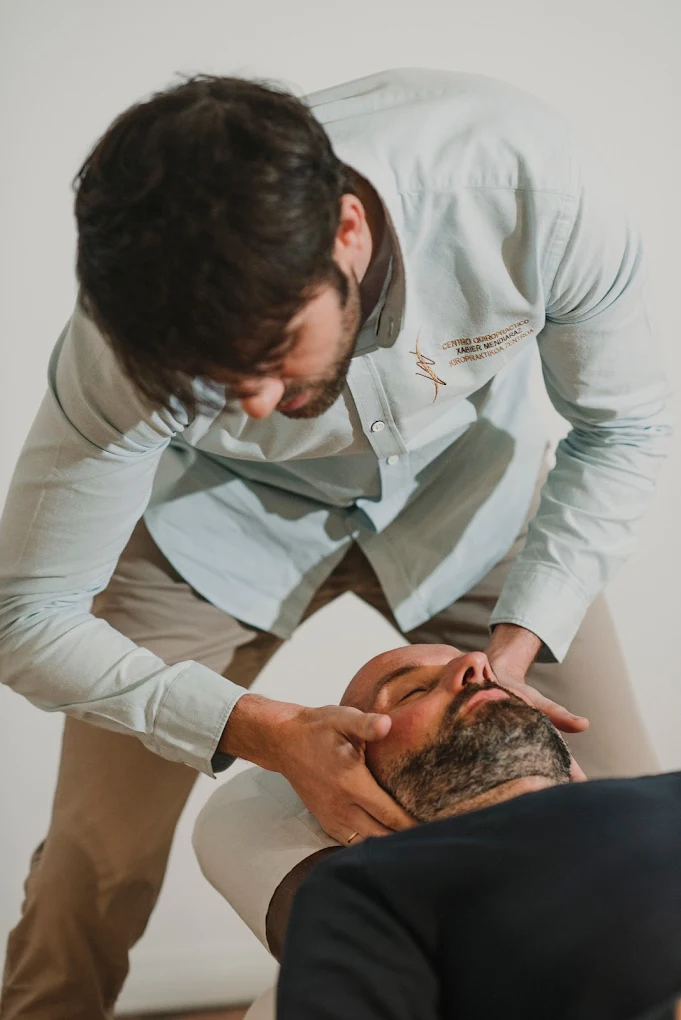 Xabier Mendiaraz realizando un ajuste cervical